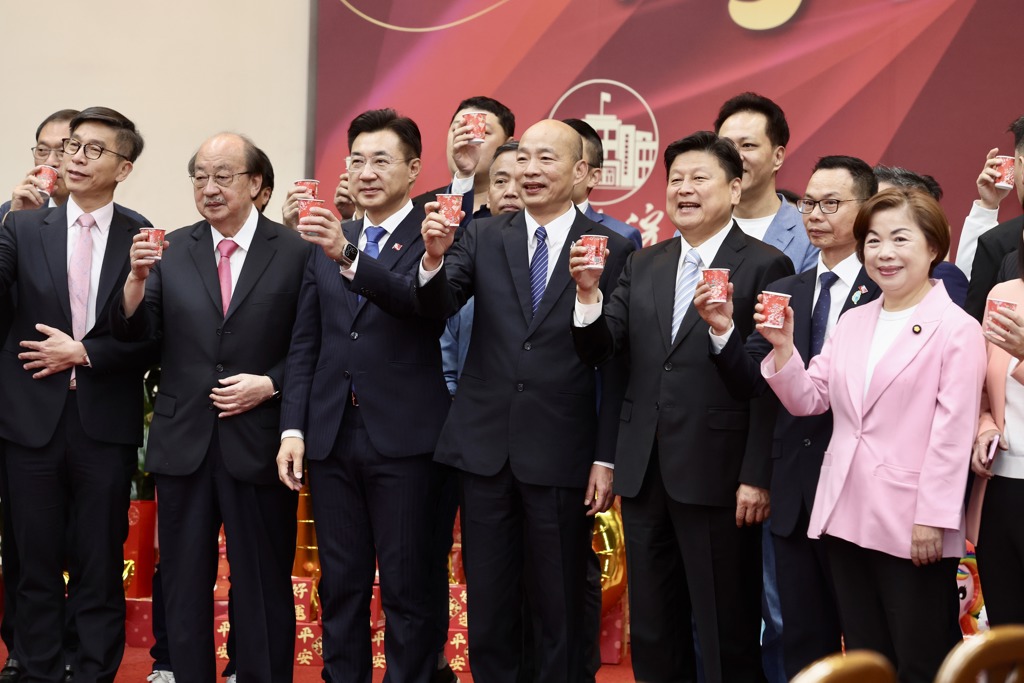 立法院24日舉行115年新春團拜,院長韓國瑜(中)及立委們一起舉起福氣茶拜年。(鄧博仁攝)