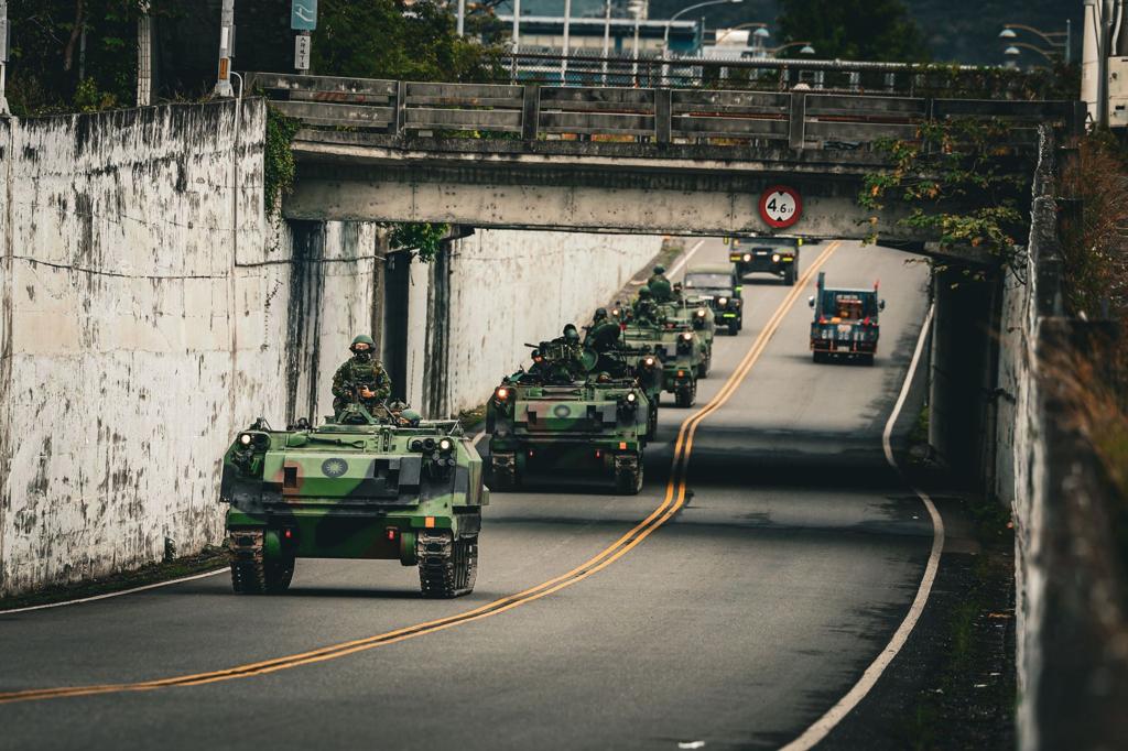 東指部機步2營戰備偵巡 甲車馳援反機降