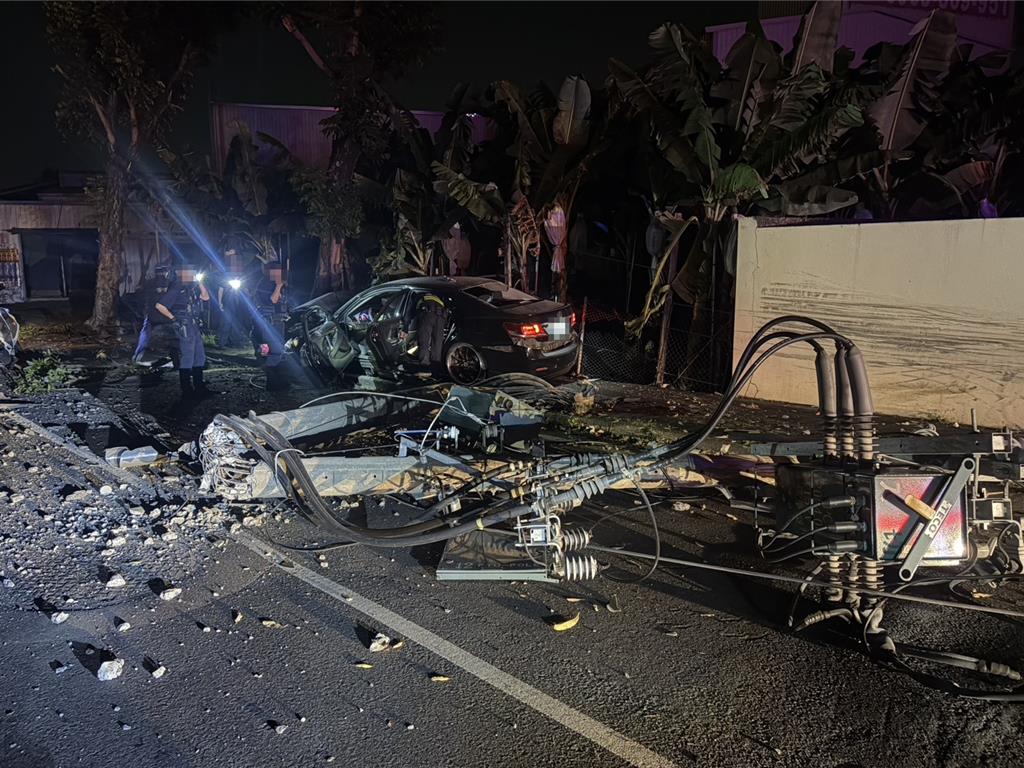 高雄男疑毒駕拒檢逃逸!自撞電桿2人傷 301戶遭波及停電