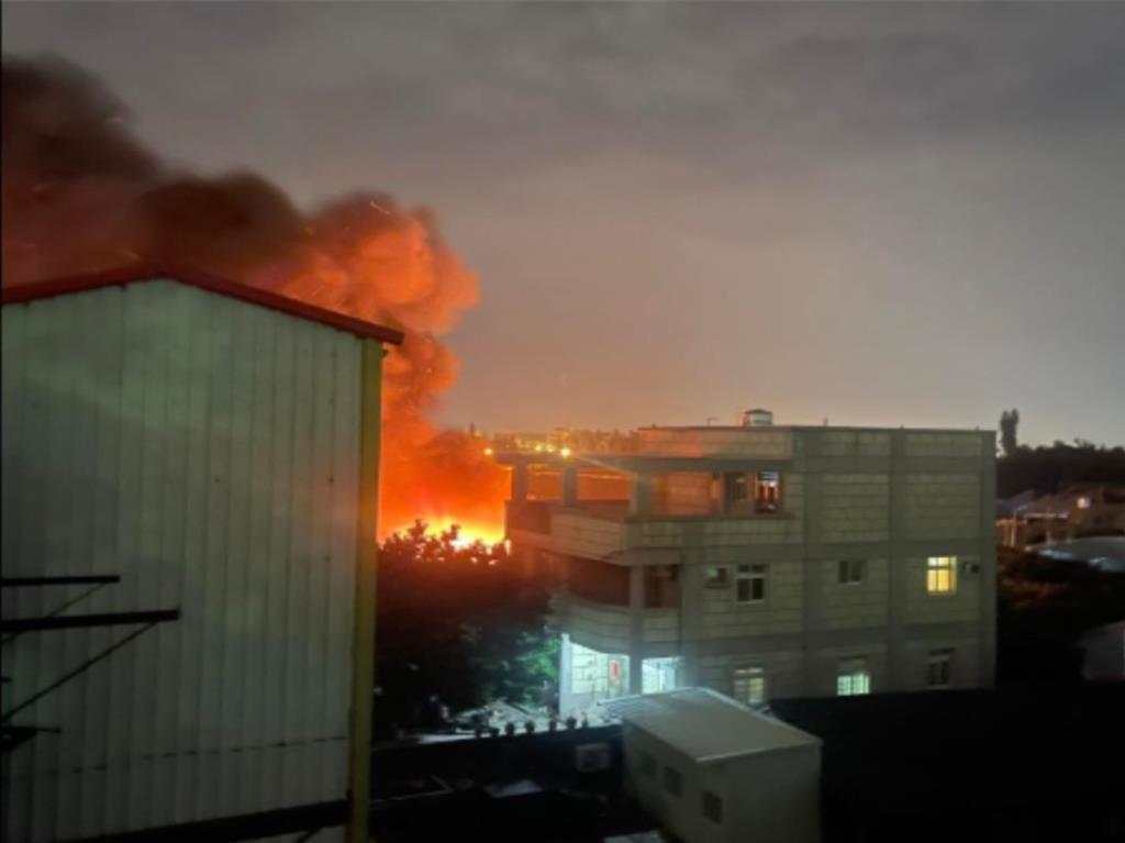 溪湖加油站前空地凌晨大火 火光沖天濃煙瀰漫嚇壞民眾