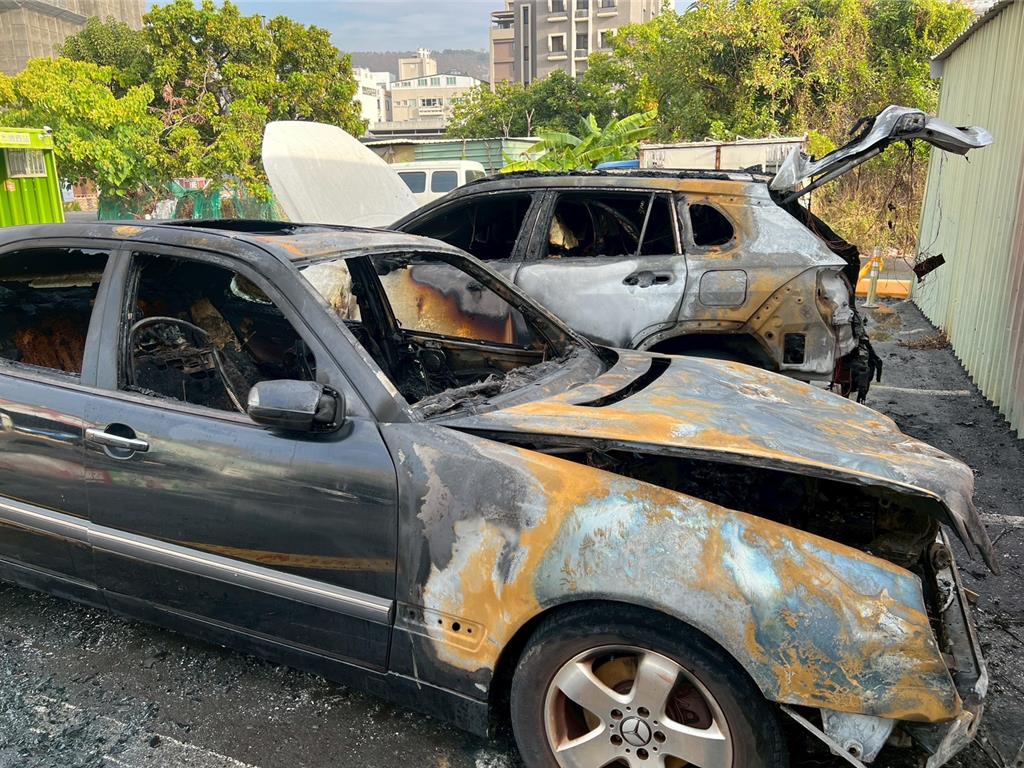 老翁珍藏26年老賓士 「一發動引擎突竄火」 燒毀2車超心痛