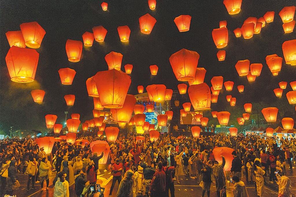 平溪天燈節開跑!2/27 起交管、接駁專車「去程收費、回程免費」