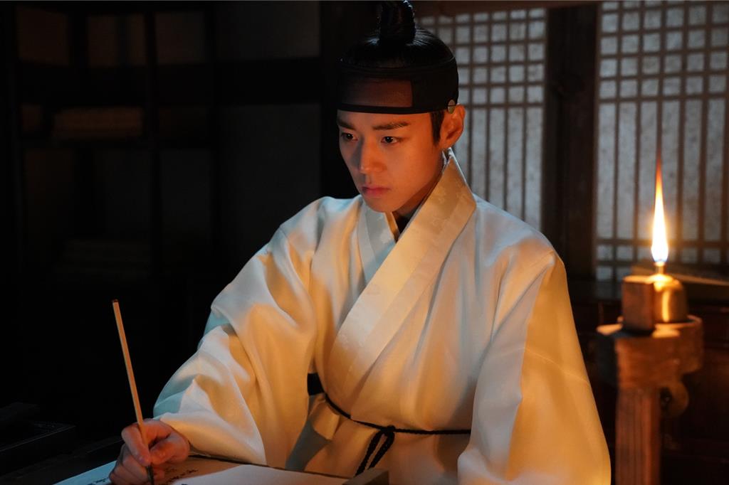 韓影救星!《王命之徒》20天賣13億 朴志訓「小鹿眼」柳海真也看哭