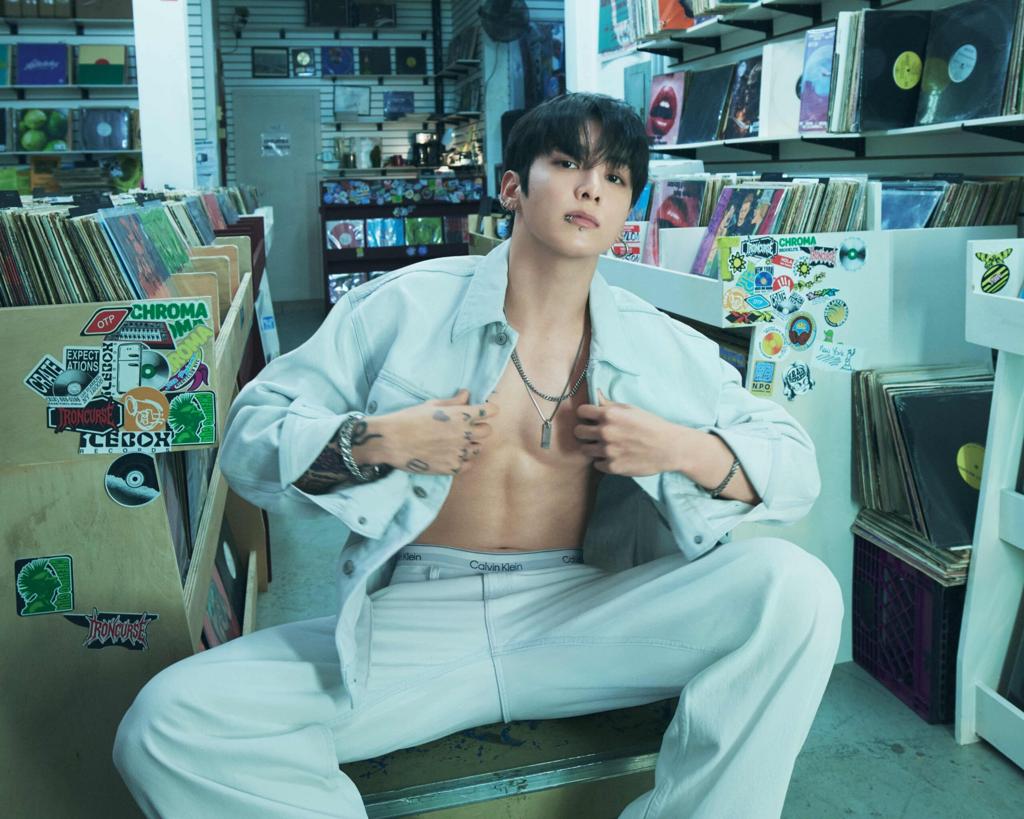 柾國腹肌火力全開 你站開襟派還是拉衣角派