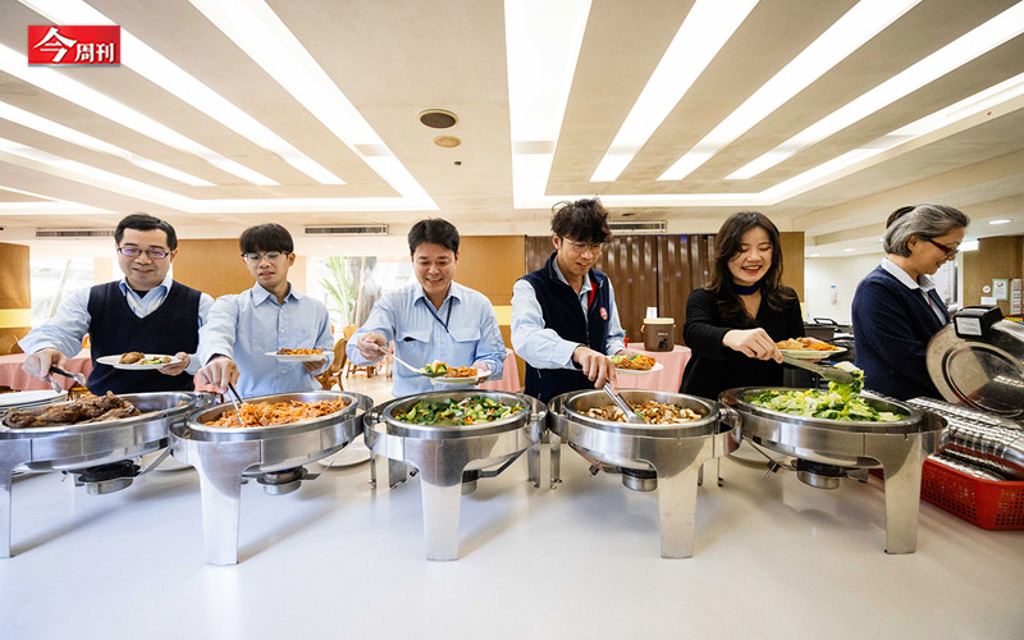 75元自助餐夾到飽、限定鮮魚米粉!中鋼員工餐廳「虧錢也要賣」美味秘密