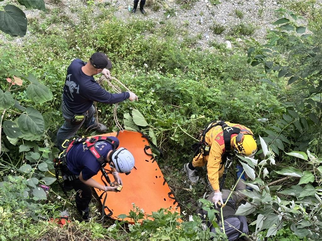花蓮7旬婦疑失足墜5米邊坡!消防繩索救援命危送醫