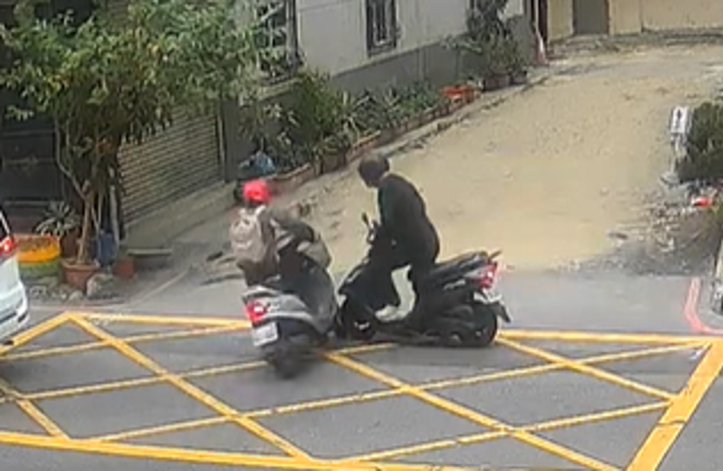 車禍演很大?婦人「慢動作」倒地 網喊:根本奧斯卡影后