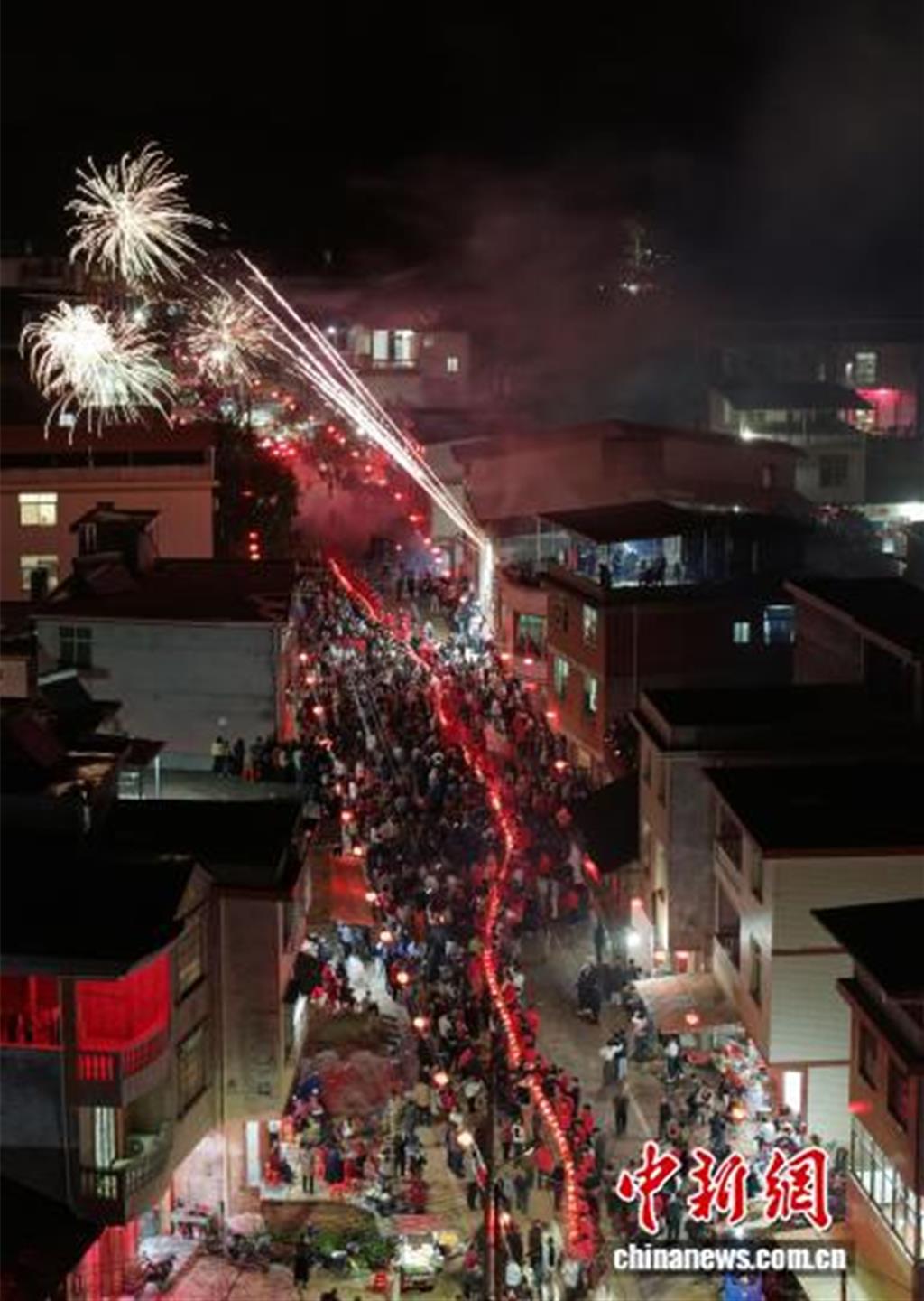150米火龍穿梭街巷 閩西客家「拔龍」越烈越吉、越破越祥