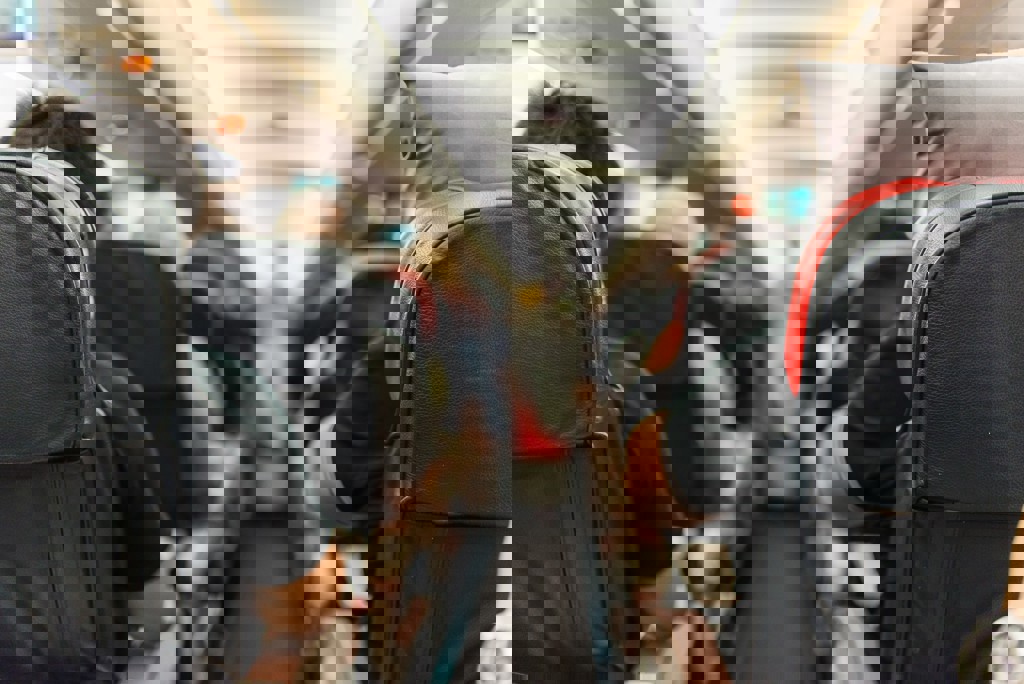 老婦走空橋摔倒骨折!地勤急喊話:注意下飛機5風險