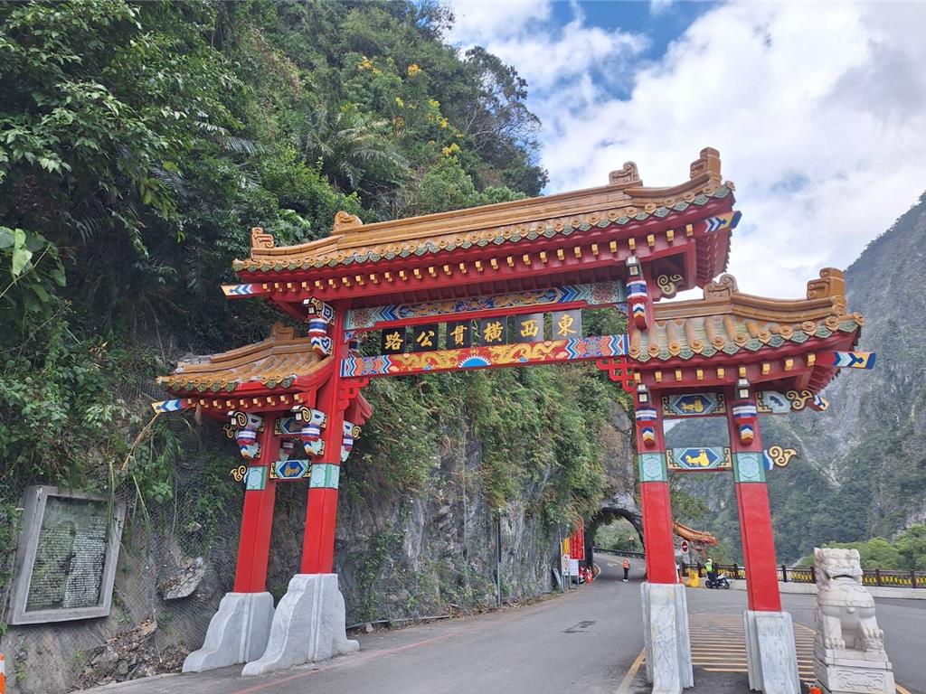 傳統彩繪匠師巧手操刀 花蓮太魯閣牌樓重現風華