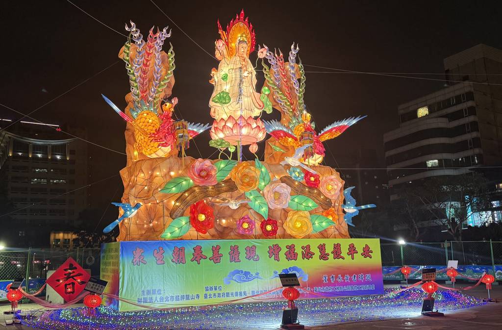 龍山寺每年展出的主燈，都出自吳登興大師之手。(施景耀 攝)