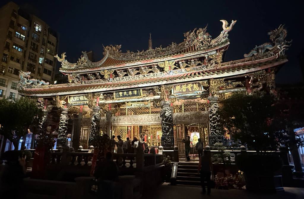 夜間的龍山寺別有一番風情。(施景耀 攝)