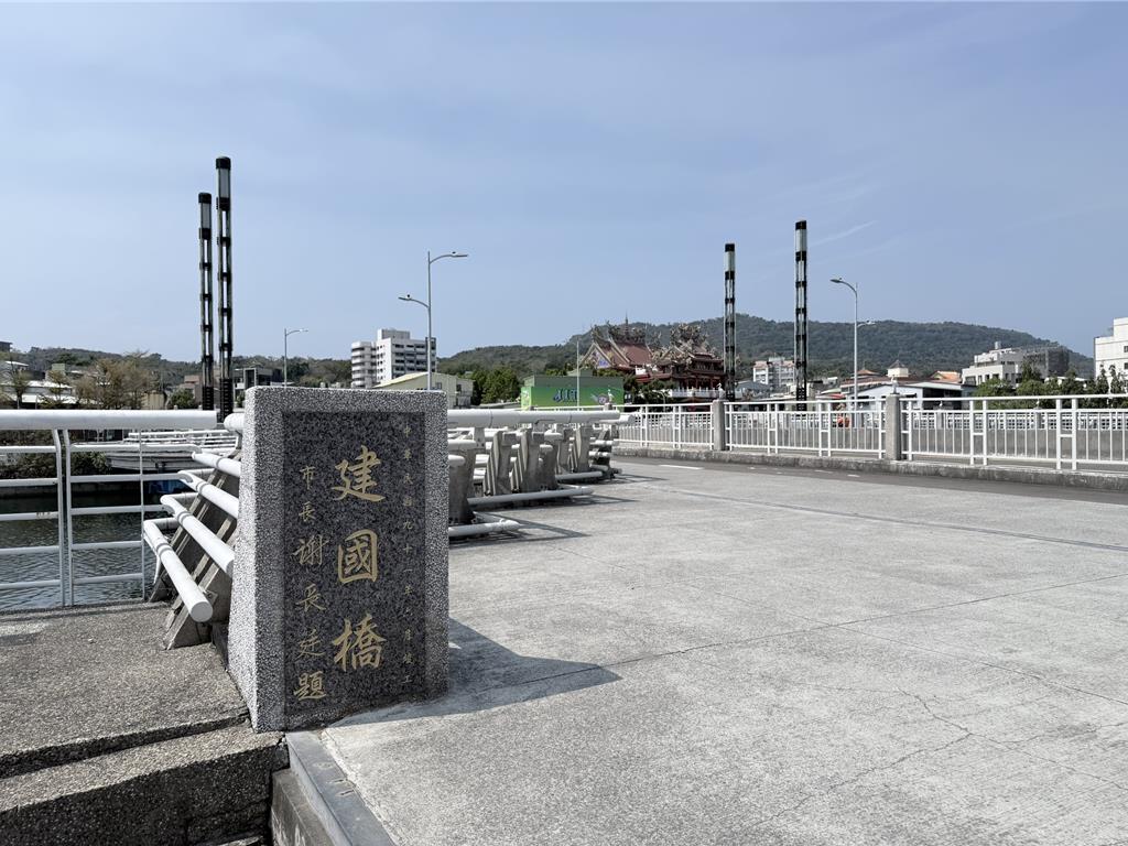 高雄建國橋龜裂、白鷺鷥造景破損 彩虹水幕停用成回憶景觀