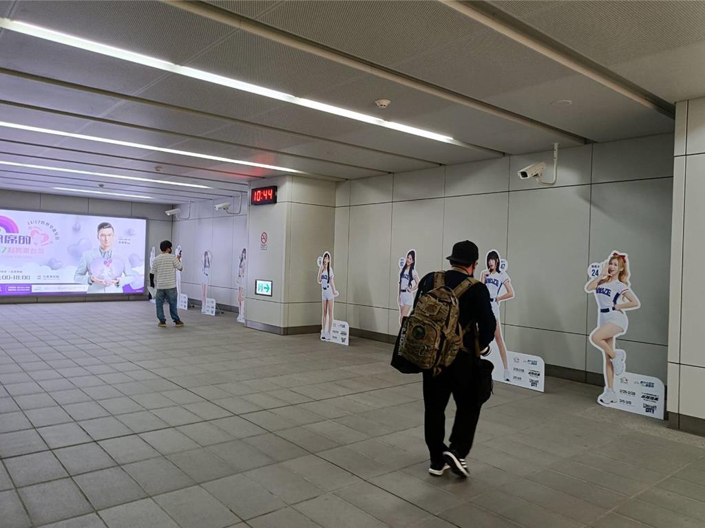 中捷市政府站變球場!WBC應援打卡區吸引球迷搶拍