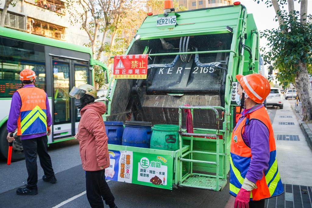 聖母廟放煙火人車擁擠 台南6區域2/28提早4小時收垃圾
