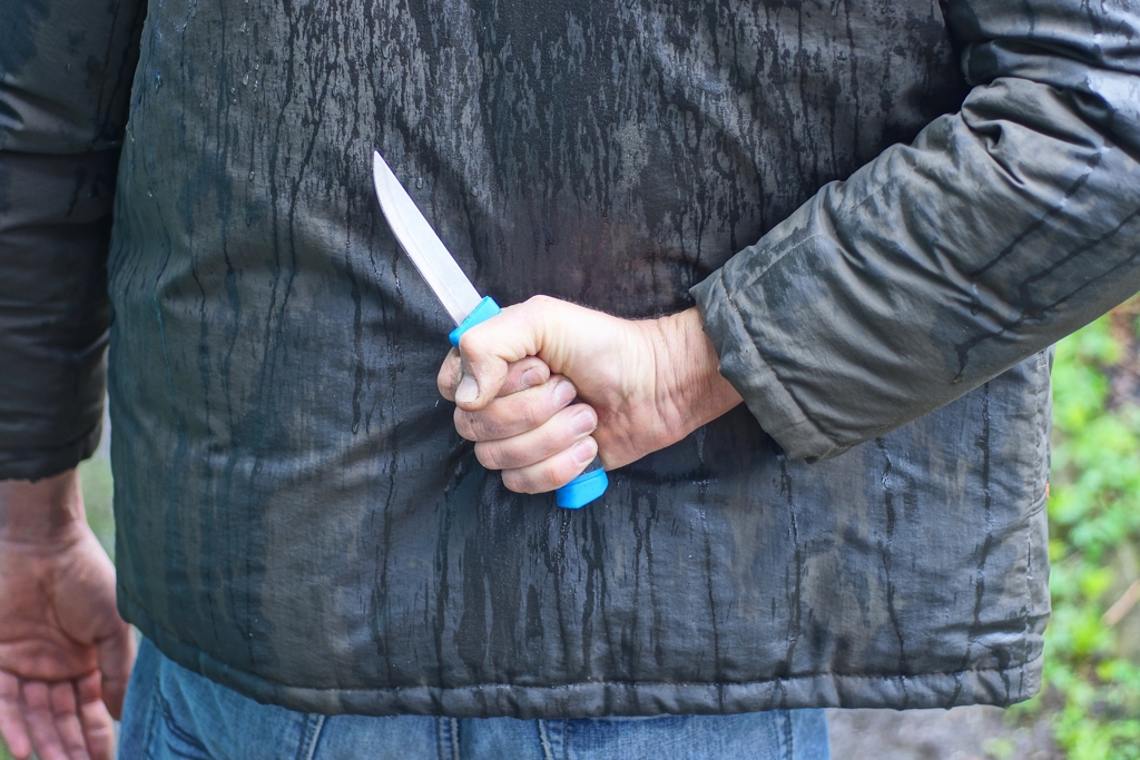 高雄女保全遭男友持刀猛砍 離去還嗆「殺妳老母」