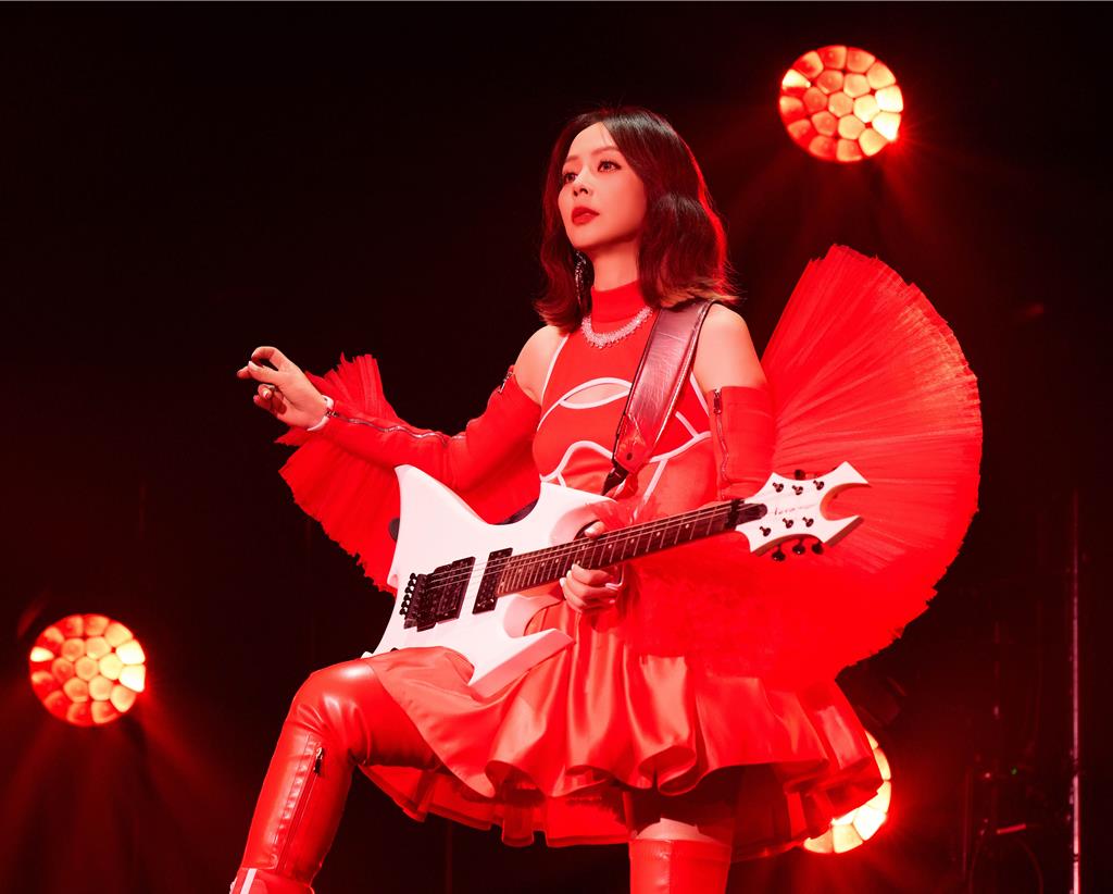 孫淑媚真面目超凍齡 台北開唱粉絲敲碗「陽光」女團回應了