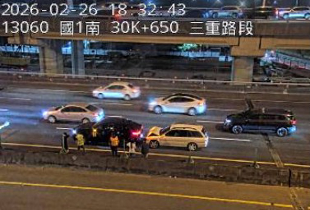 快訊》國1三重段2車追撞 駕駛乘客中央分隔島待援