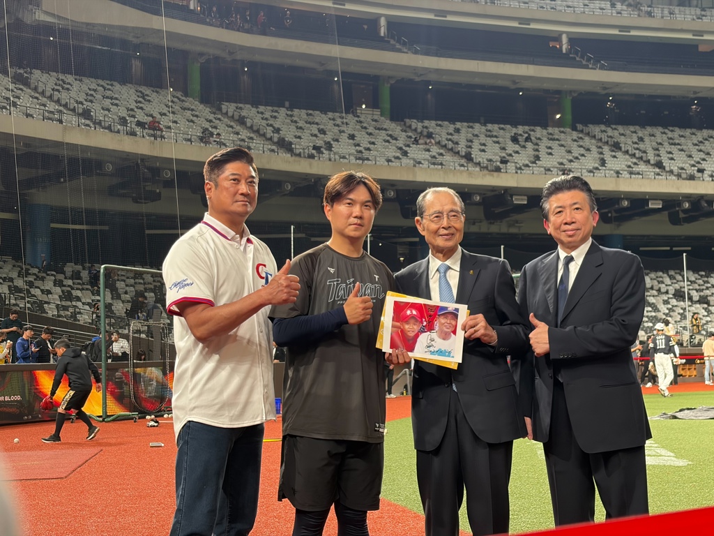 經典賽》江坤宇珍藏照片求簽名 王貞治勉勵中華隊前進美國