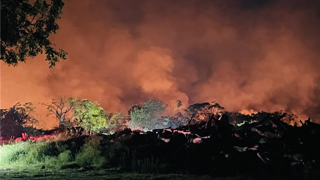 台東知本溼地突發火警 火光濃煙沖天