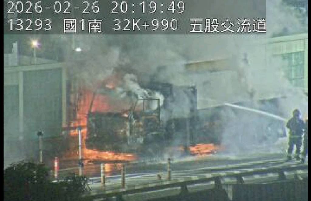 快訊》五股新五路接國道匝道 大貨車起火遭烈焰吞噬
