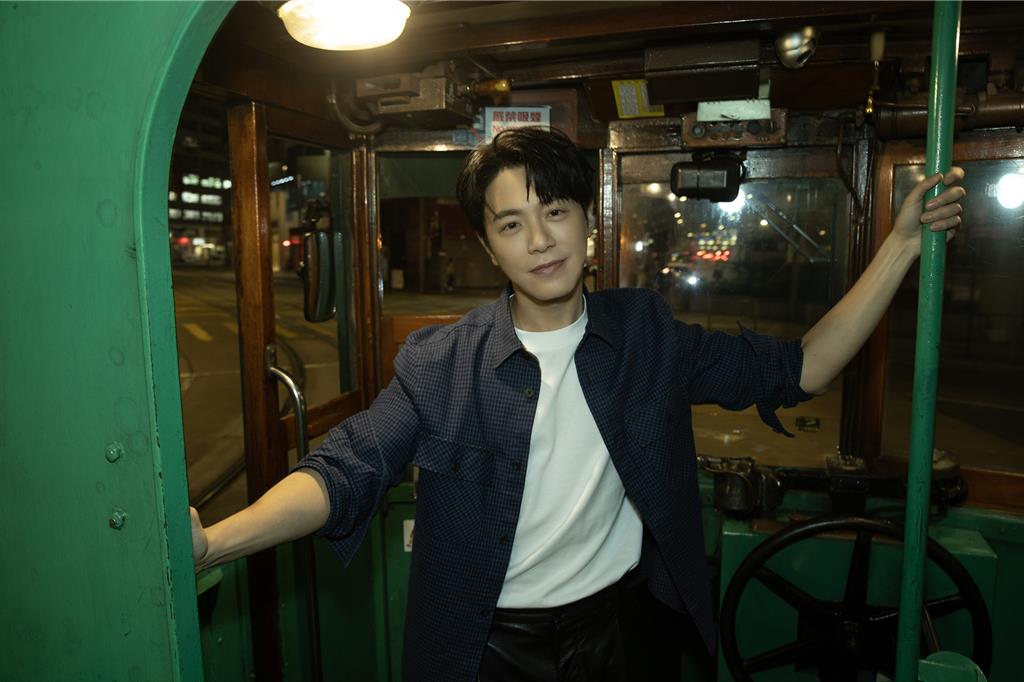 〈吻別〉作詞人助陣!韋禮安挑戰90年代「學友味」