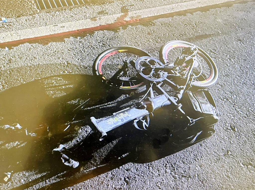 女駕車疑夜間視線不佳 單車男慘遭撞傷重不治