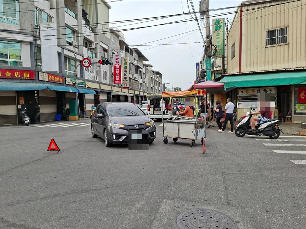 婦人駕車左轉撞上過馬路攤車 網諷:A柱比堪比神木