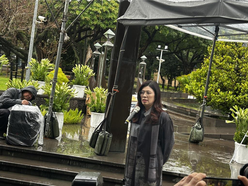 鄭麗文赴228公園獻花:國家暴力必須約束 加倍珍惜新聞自由