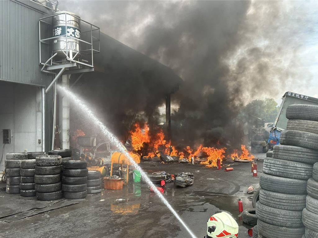 汽車回收廠廢棄油桶起火 屏東消防局出動消防機器人搶救