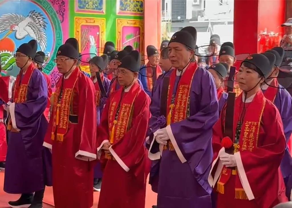 台灣第一大醮開香 李鴻鈞、陳亭妃率眾上香祈福