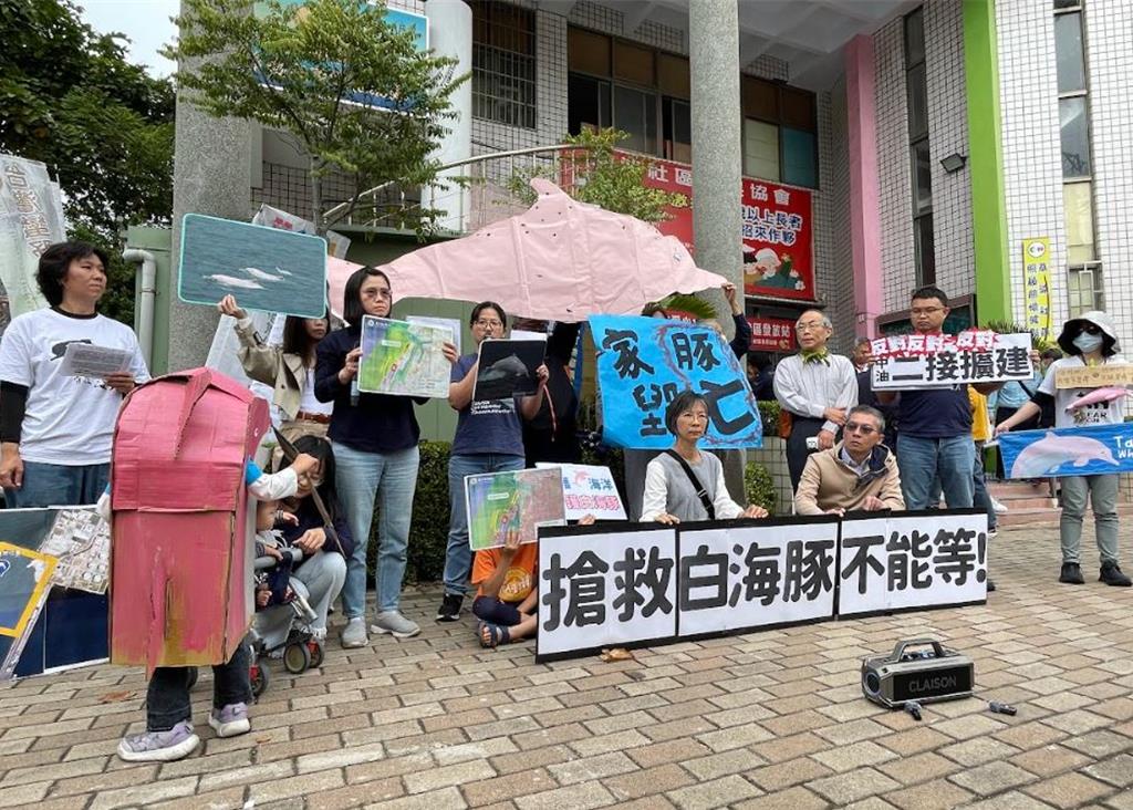 台中港二接擴建說明會登場 環團場外陳情:白海豚恐滅絕
