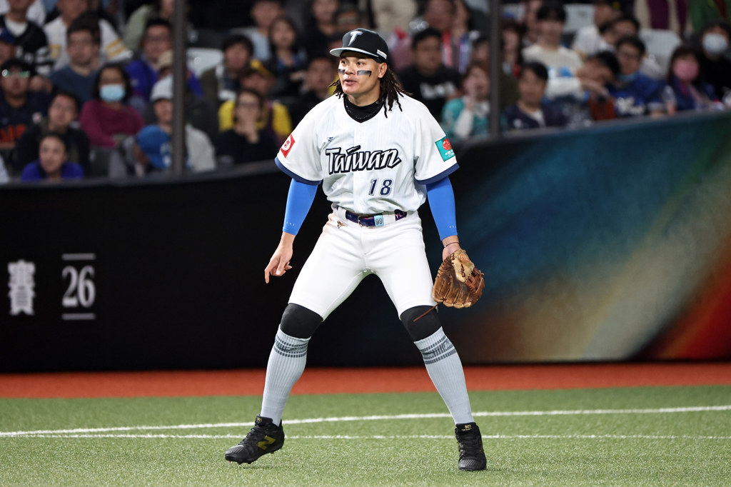 經典賽》張育成直擊全壘打牆 火腿教頭、球員都稱讚