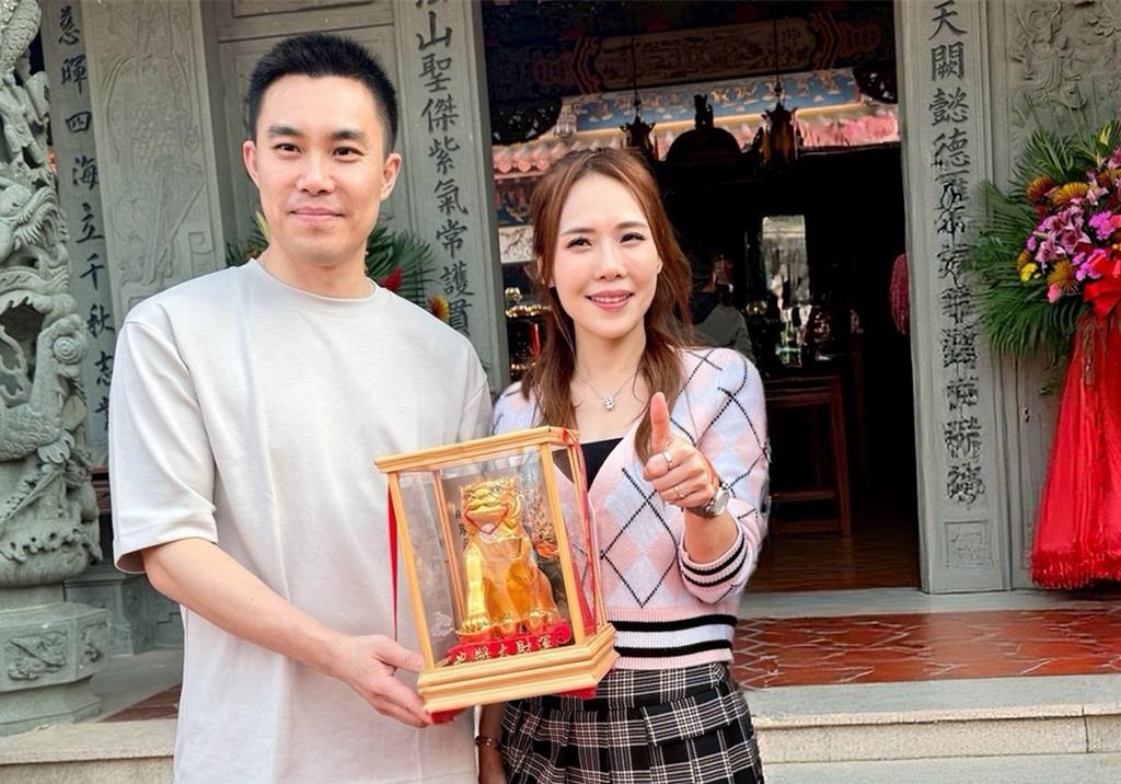 吳申梅、總裁富商老公赴「最美媽祖廟」求得金虎爺超旺