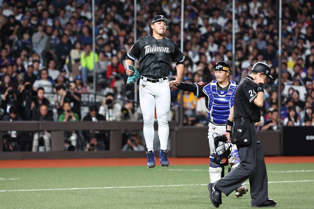 經典賽》孫易磊強襲球報平安 新庄對「褲子這麼緊」有疑問
