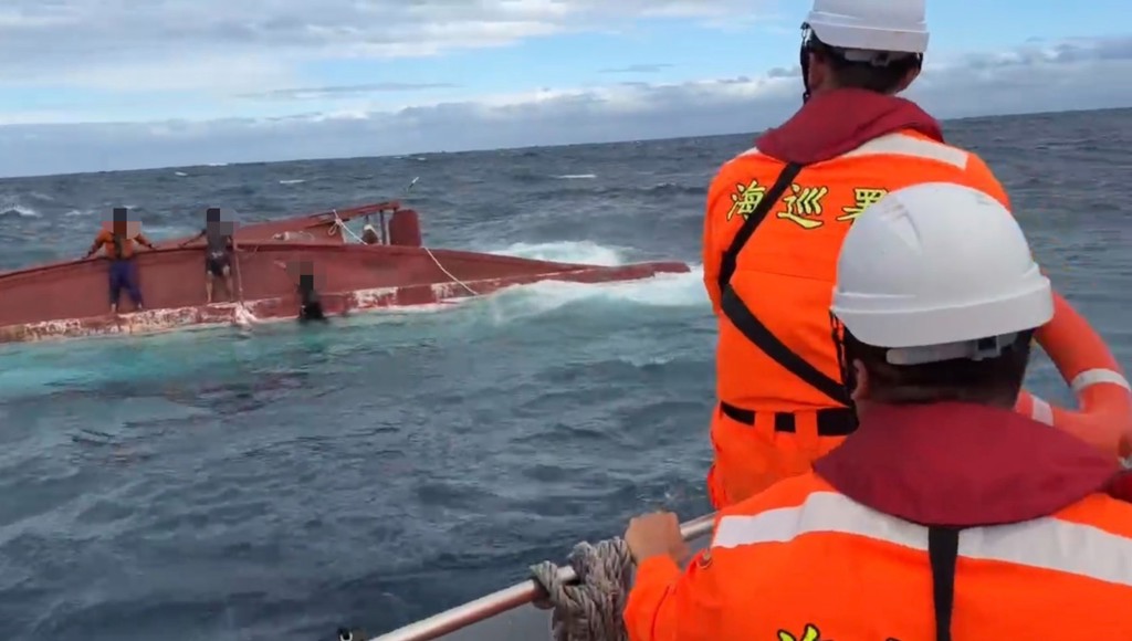 剛救回3條命!翻覆漁船扶正竟釀柴油外洩 海巡急拉攔油索