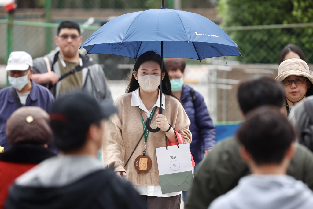 天氣》北台灣明顯降溫!鋒面、東北季風來襲 雨下一整周