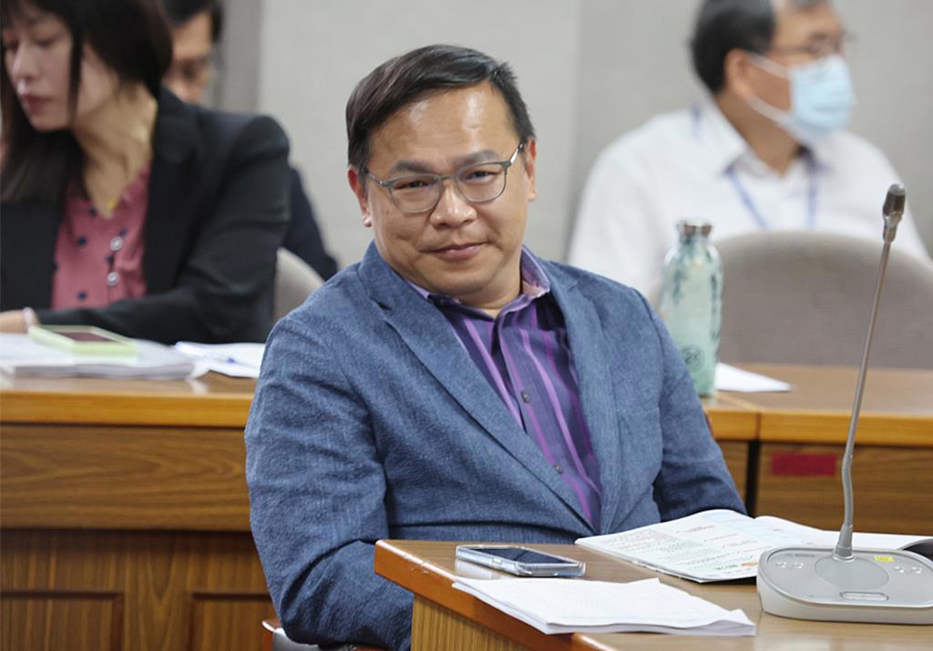 王義川神解多加班家庭就幸福?最新街訪民眾狂洗臉