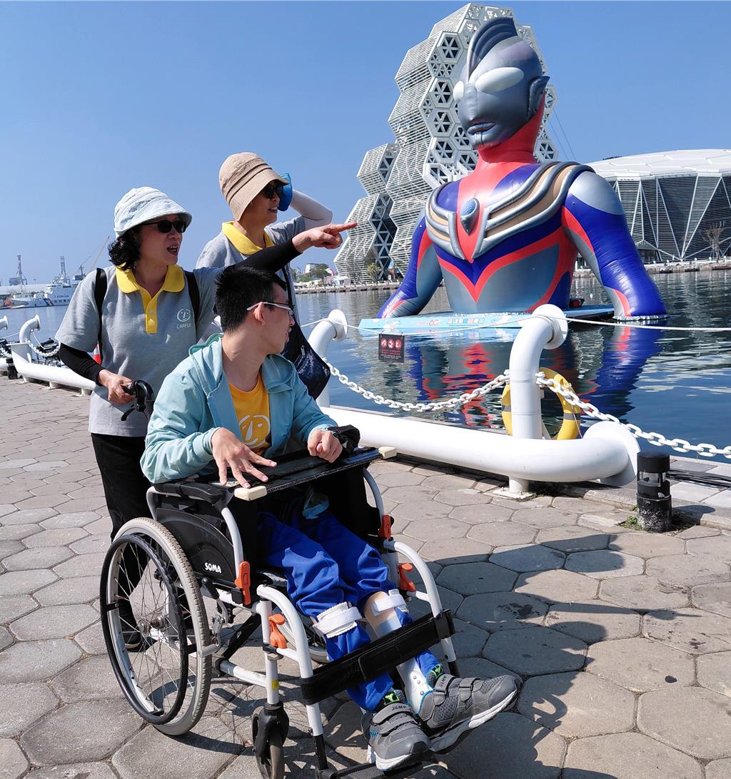 在喜憨兒基金會高雄三民日照中心的「普哥」，用行動證明了障礙並非限制，而是另一種力量，幫助據點內同儕解危，成據點裡的「大幫手」。（喜憨兒基金會提供／任義宇高雄傳真）