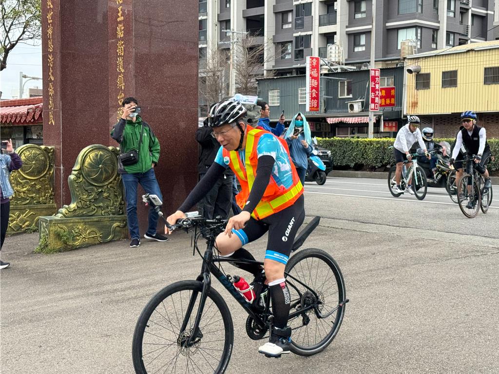 柯文哲北高1日抵故鄉 大批小草列隊歡迎、合影