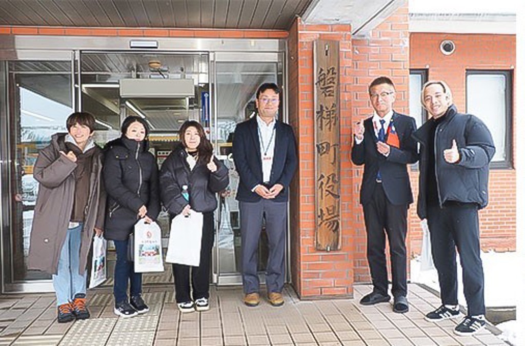 考察成員拜會盤梯町公所產業振興課商工觀光係長遠藤哲(右2)。(攝影＝廖苡安)