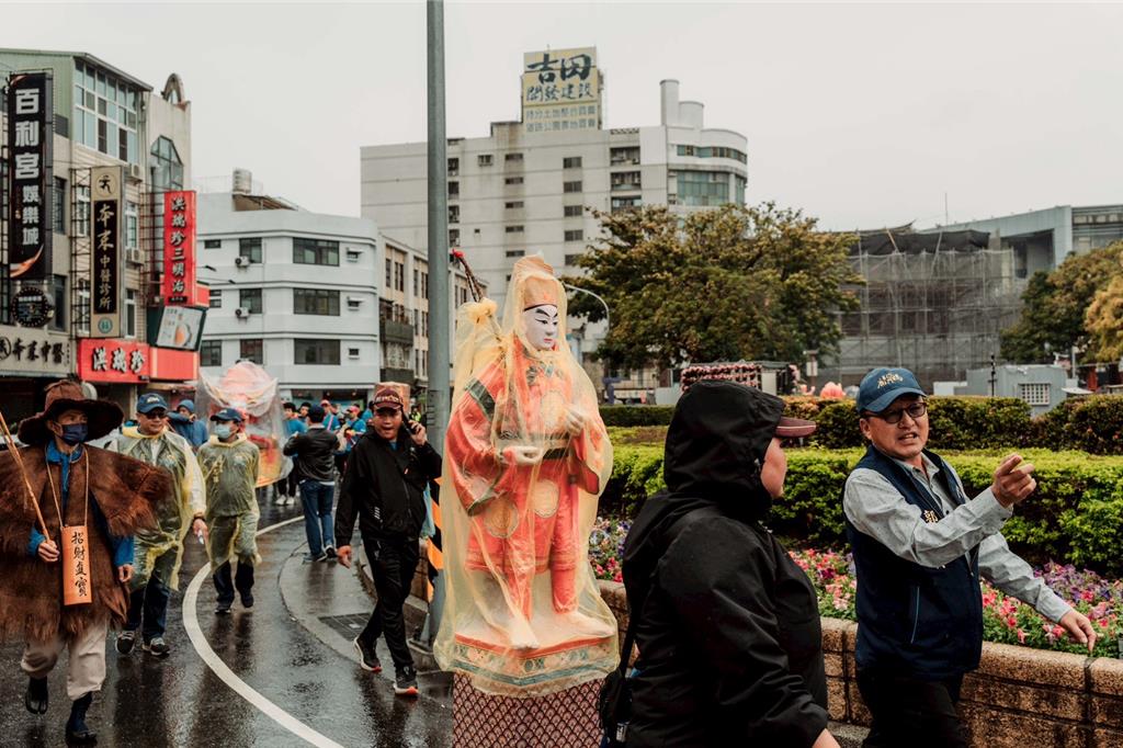 台南迎春禮芒神赤腳而立 預示:今年雨水充沛