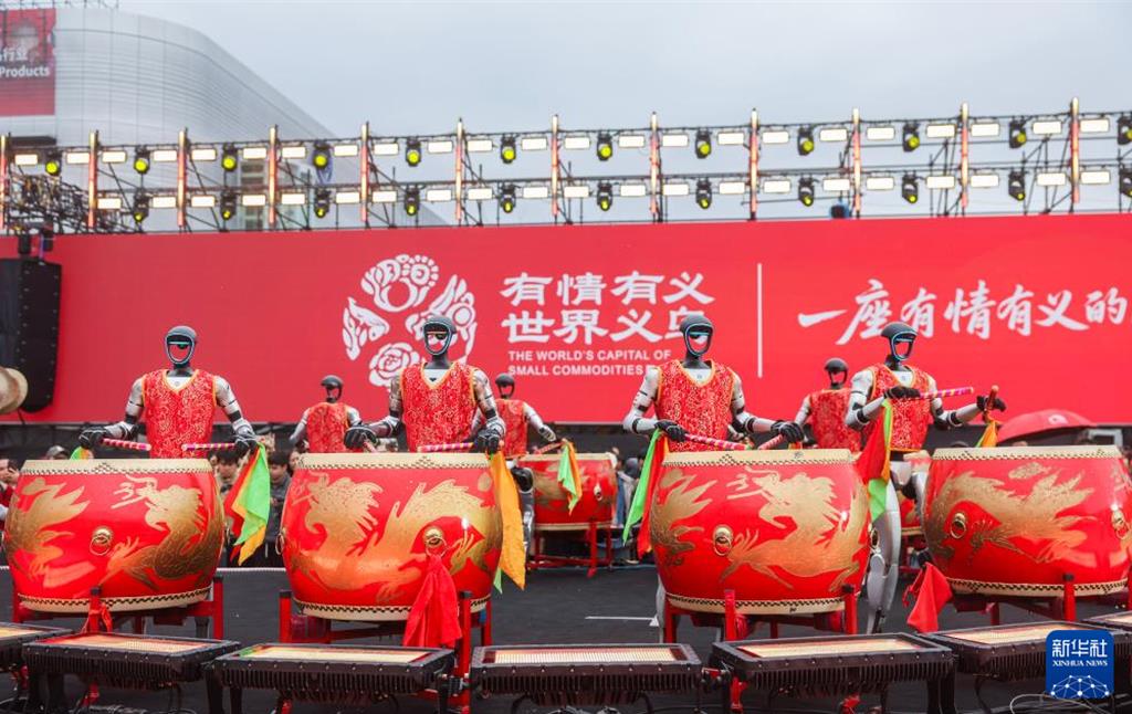 世界超市义乌新春焕新开市。 图为2月28日义乌全球数贸中心人形机器人庆祝开市。 (新华社)