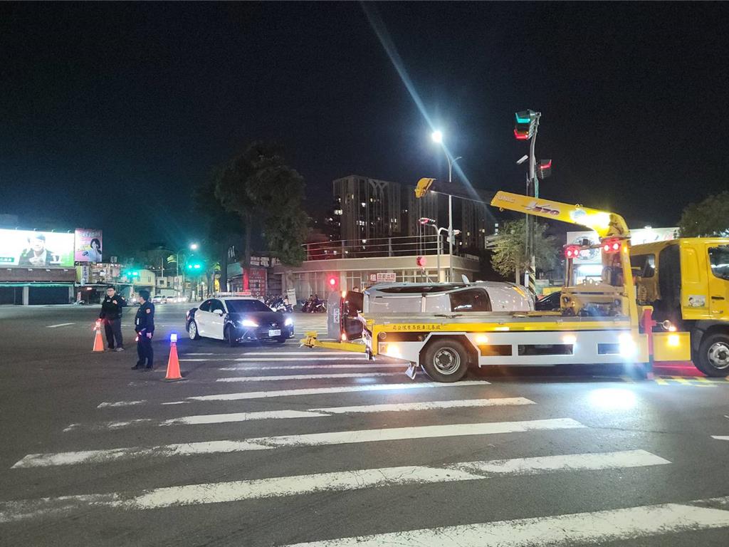 開到睡著?休旅車撞分隔島側翻...網諷「這裡不能睡喔」