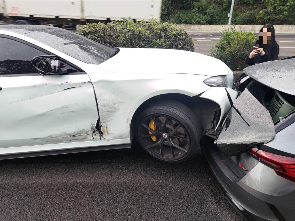 未保持安全車距、注意路況 駕駛煞車不及猛撞2車