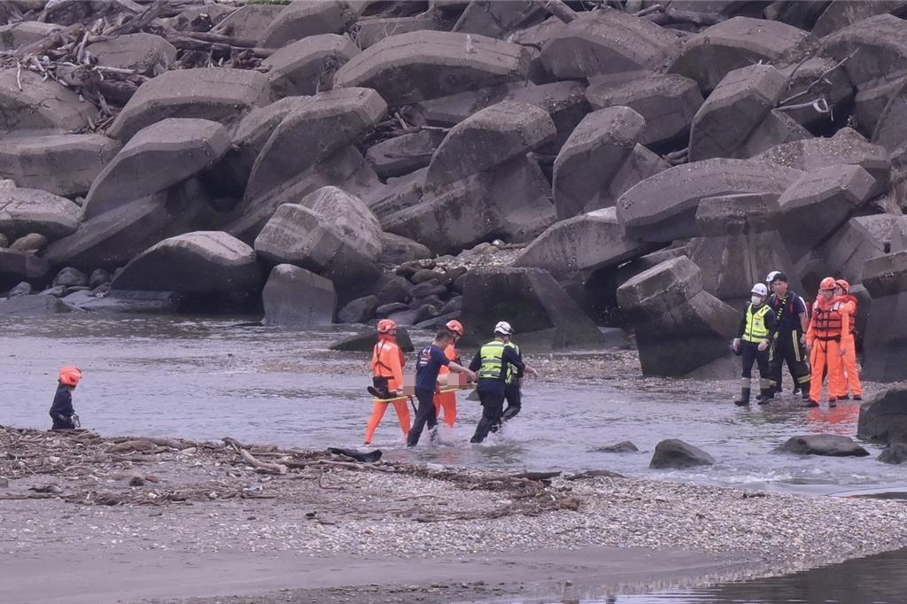 花蓮美崙溪出海口落海意外 衝浪客合力救援仍釀憾事
