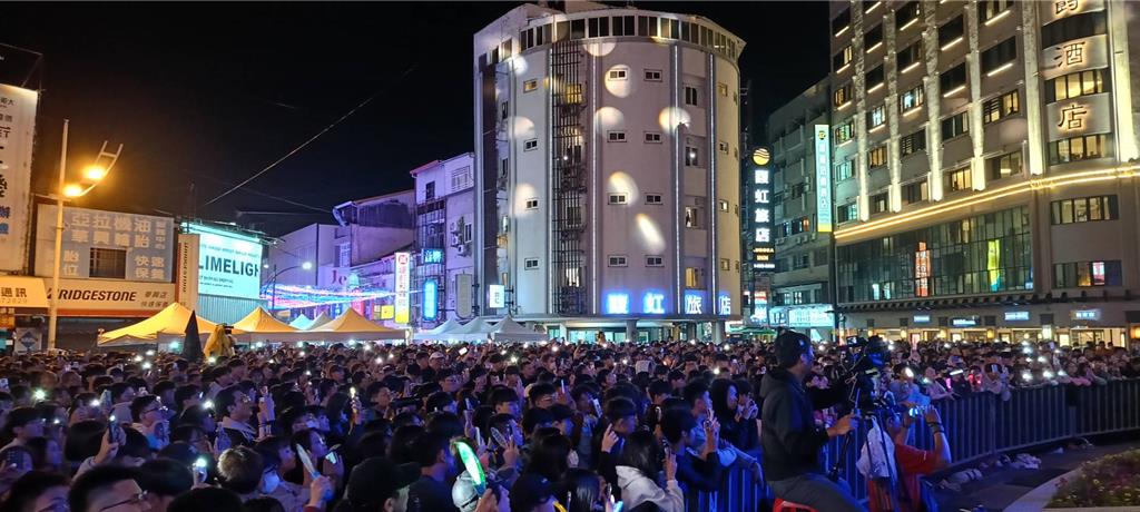 斗六燈海節翻轉傳統!39歲以下佔過半 連3晚開唱人潮「溢出來」