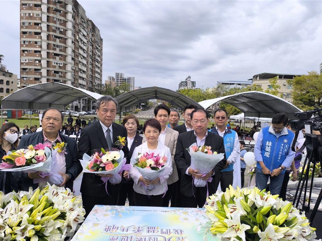 中市府228追思會 盧秀燕第8度主持獻百合祝福