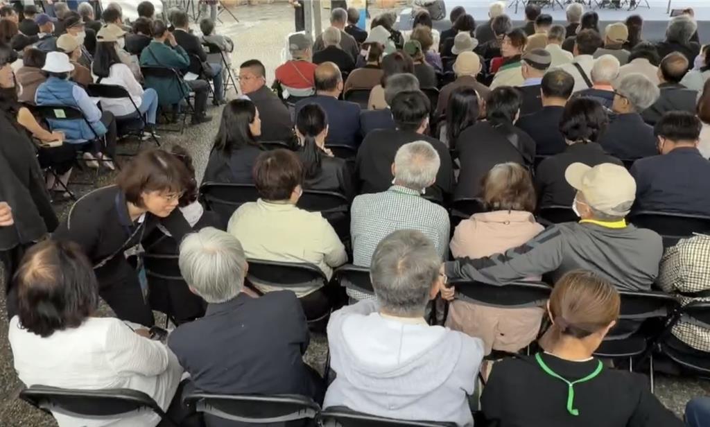 二二八中樞紀念儀式插曲 播愛情歌挨轟「這不是結婚典禮!」