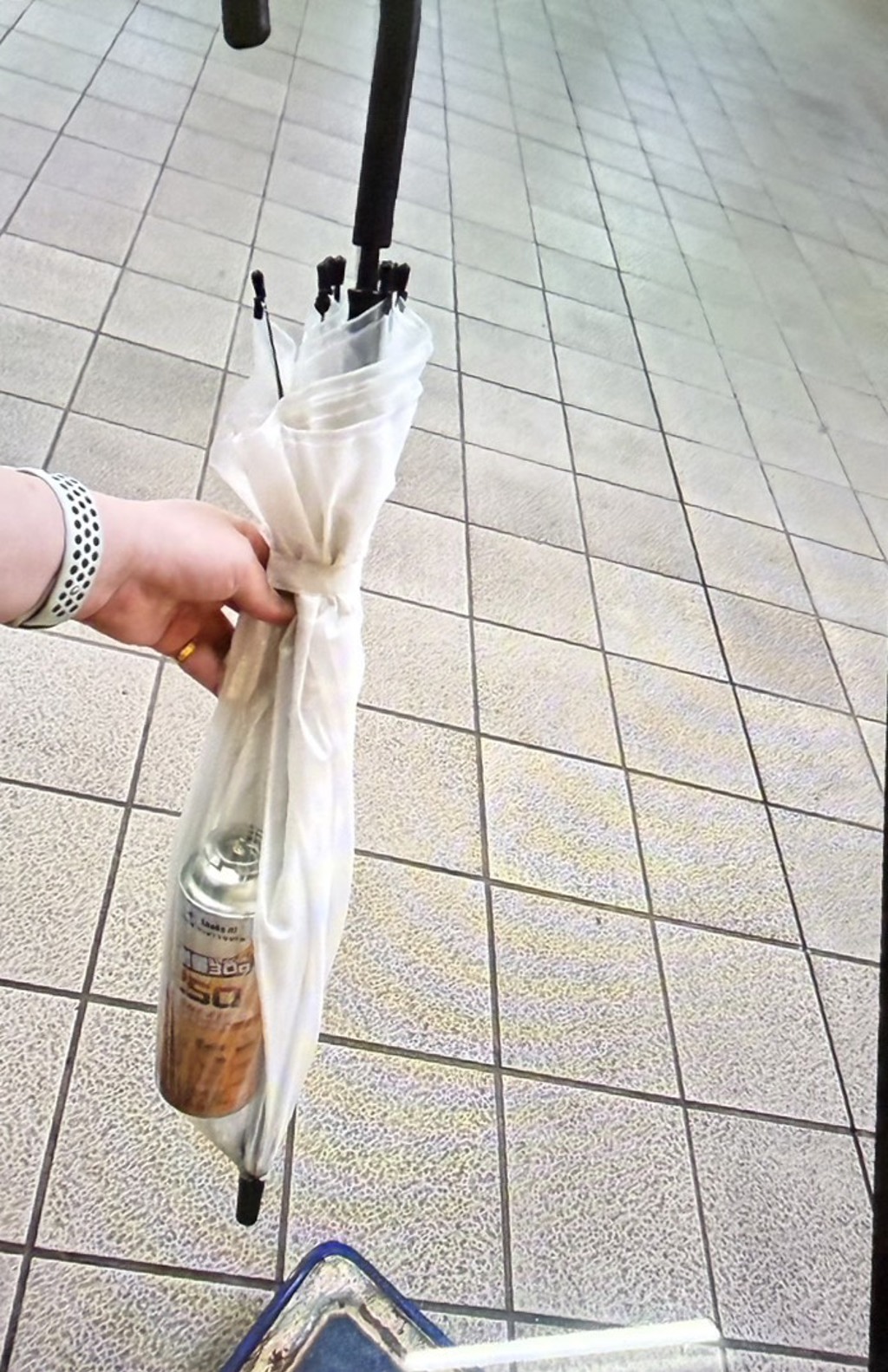 雨傘藏瓦斯罐空瓶丟捷運車廂 乘客驚魂虛驚一場